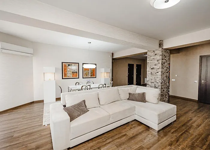 Spacious Apartment Close To Valea Trandafirelor Park!