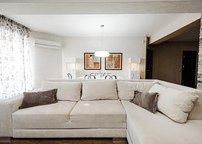 Spacious Apartment Close To Valea Trandafirelor Park!