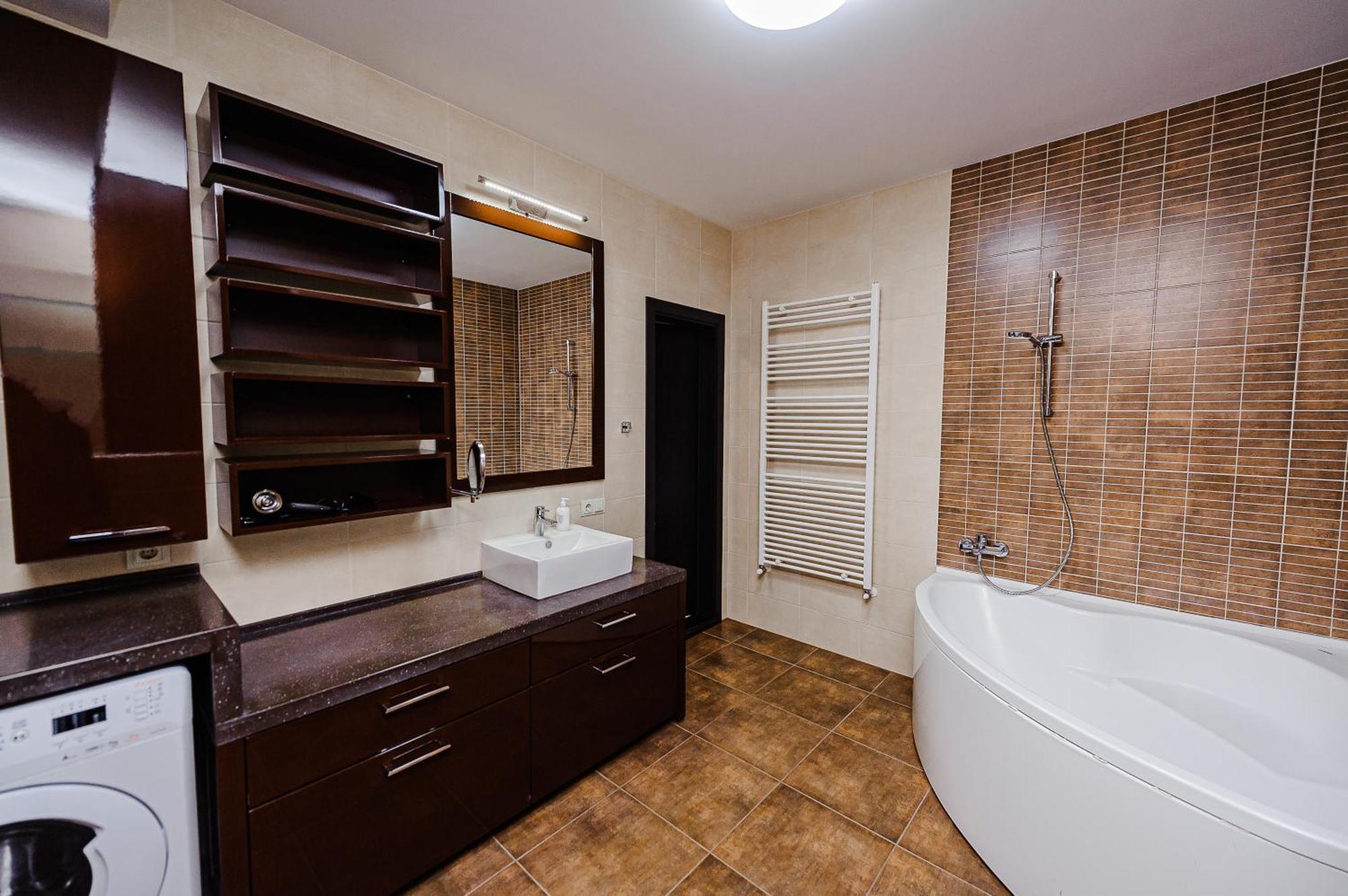 Spacious Close To Valea Trandafirelor Park! *