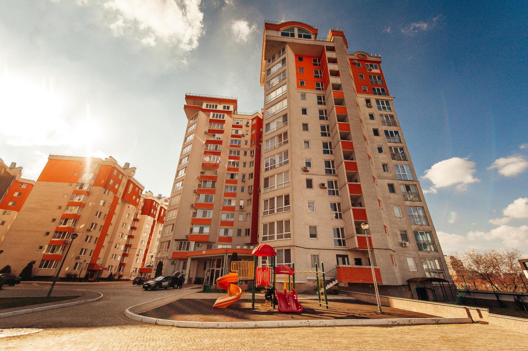Spacious Close To Valea Trandafirelor Park! *