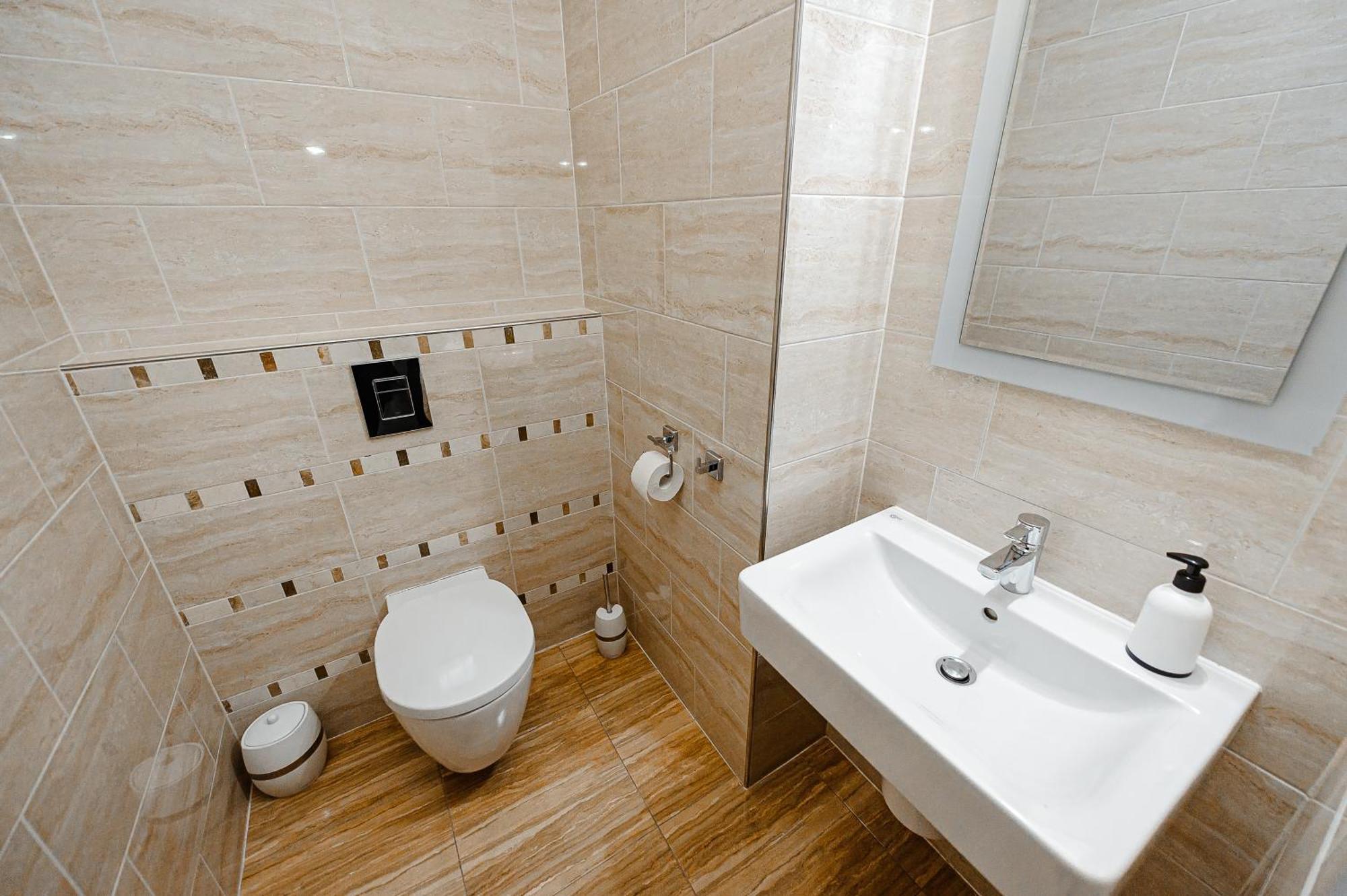 Spacious Close To Valea Trandafirelor Park!
