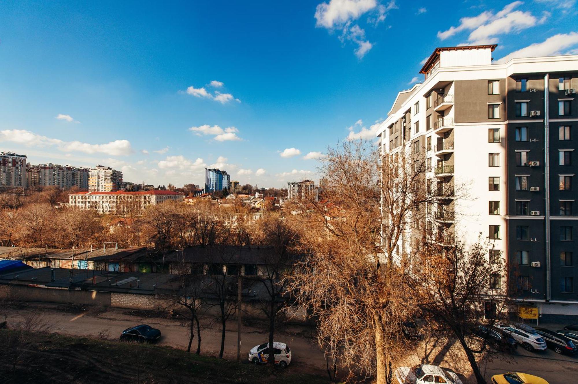 Spacious Close To Valea Trandafirelor Park! *
